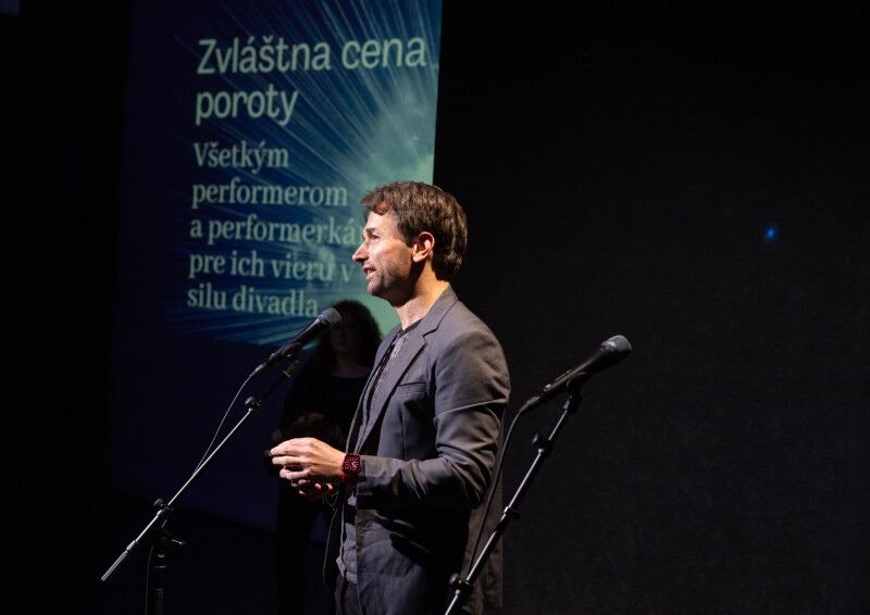 VŠETKÝM PERFORMERKÁM A PERFORMEROM PRE ICH VIERU V SILU DIVADLA